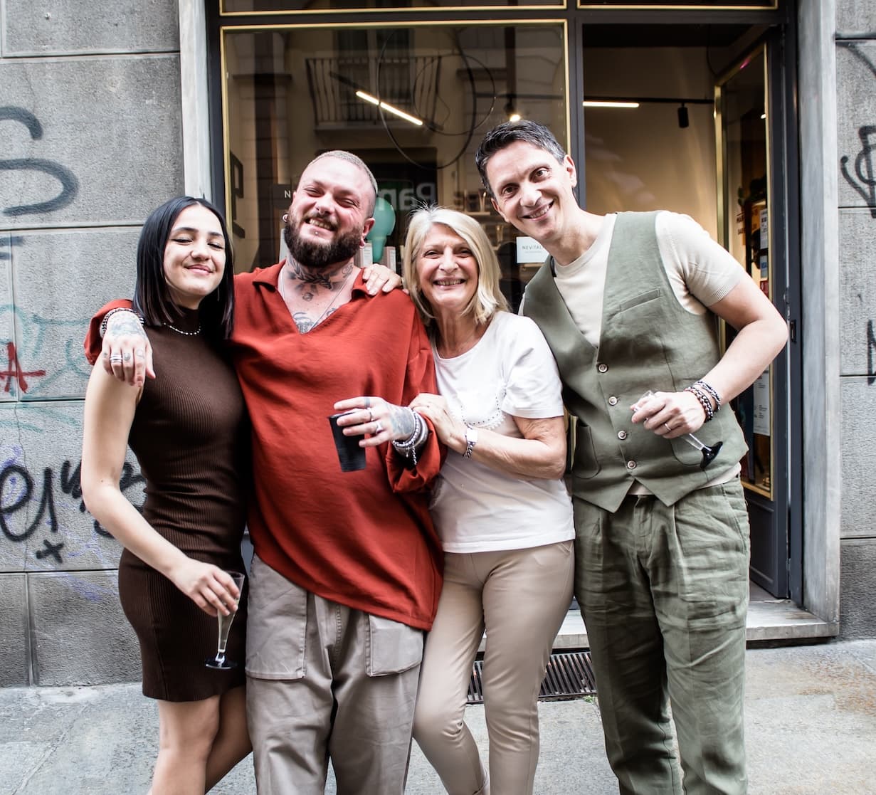 Il proprietario di Zak Parrucchieri e i suoi collaboratori davanti l'ingresso del negozio